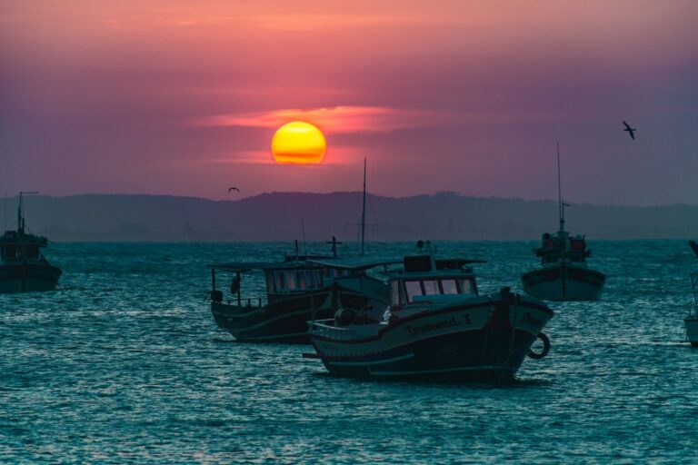 Veleros al atardecer en Búzios