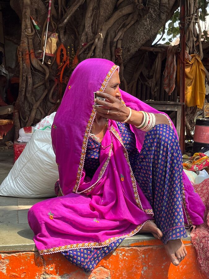 Mujer con sari fucsia