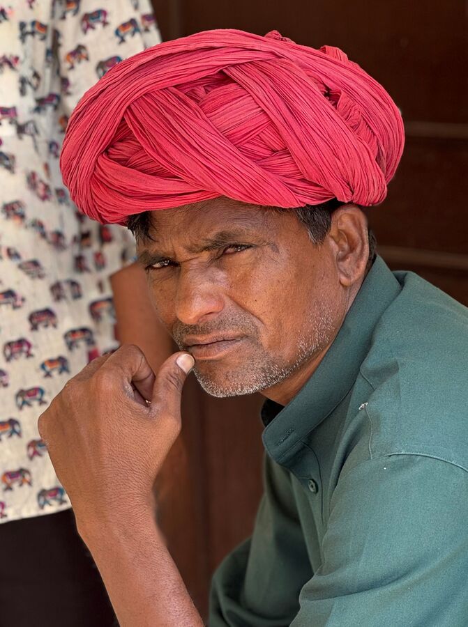 Hombre con turbante rojo